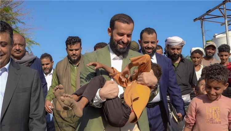 محافظ أبين و وزير الدولة يتفقدان مخيمات النازحين في منطقة القرنعة بمديرية خنفر