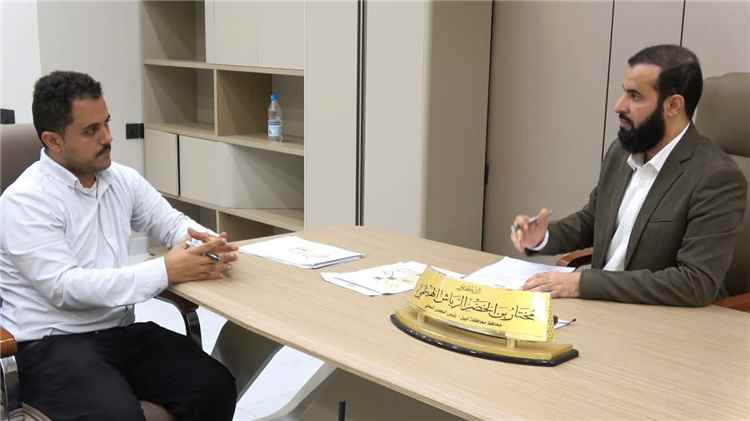 محافظ أبين يناقش مع مدير عام الأشغال تنفيذ عدد من المشاريع وإعادة تأهيل المجمع الحكومي
