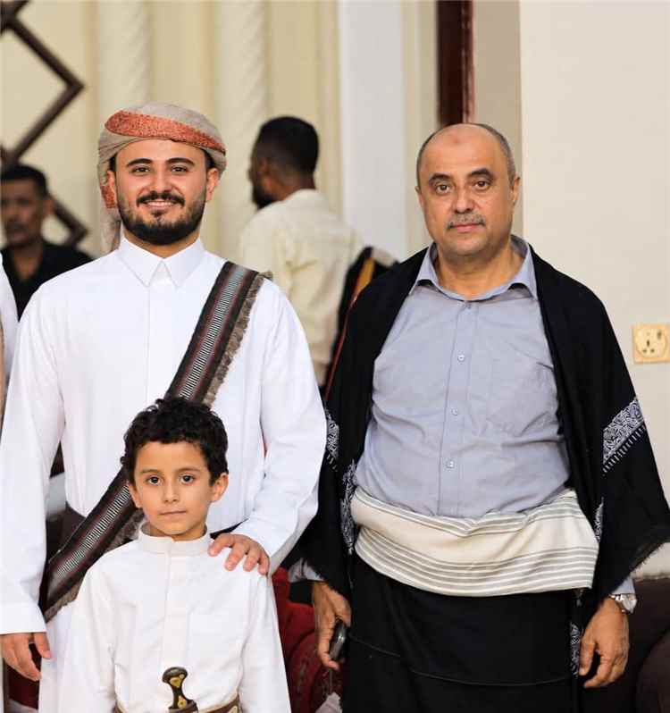 مدير عام إعلام شبوة يهنئ سالم بن بريك بمناسبة زفاف نجله