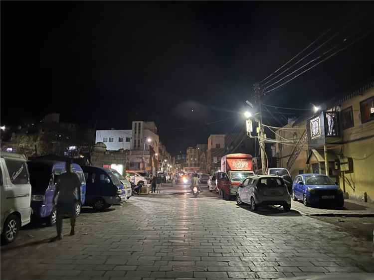 تركيب انارة طاقة شمسية في عدد من شوارع مديرية صيرة بعدن