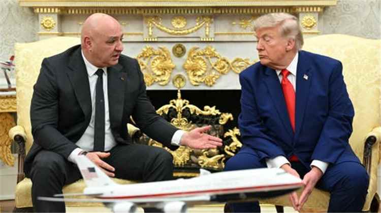 الرئيس اللبناني يرحب بقرار ترامب إلغاء القيود على النقل الجوي مع لبنان