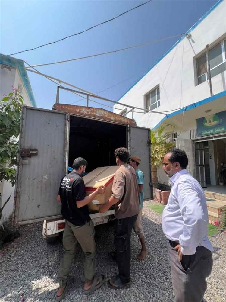 مدير عام خورمكسر يسلّم المجمع الصحي منظومة طاقة شمسية متكاملة