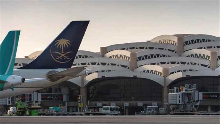 الحوثيون يجددون تحذيرهم من استخدام المطارات السعودية