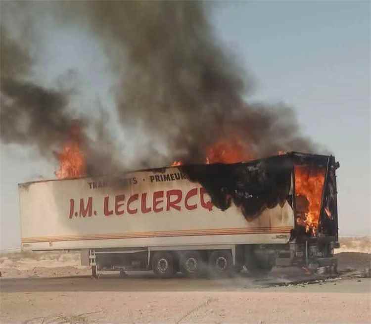 حريق يلتهم مقطورة شمال عتق.. والسائق ينجح في فصلها عن الشاحنة