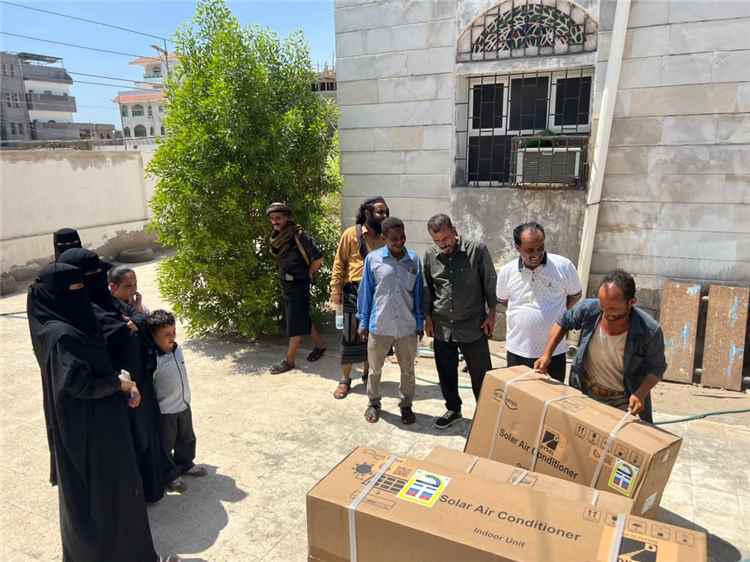 مدير عام خورمكسر يرفد المجمع الصحي بالعريش بمكيفات تعمل بالطاقة الشمسية