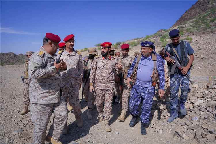 الرباش يتفقد جبهة ثرة وموقع أمحلحل ويؤكد مواصلة المعركة حتى استعادة مؤسسات الدولة