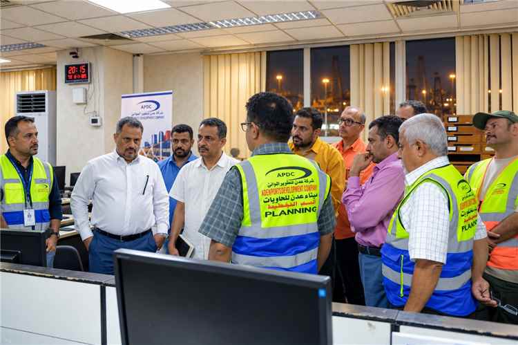 عارف الشعبي يتفقد ميناء عدن ويؤكد استمرار الحركة الملاحية دون توقف عقب استهداف معاشق