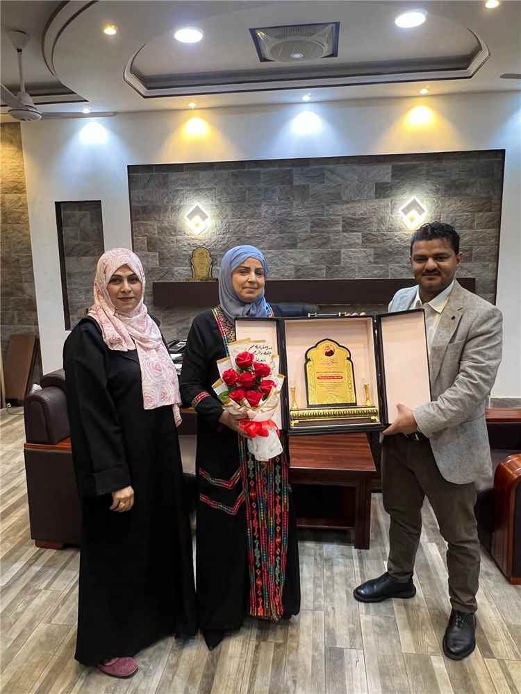تقديرًا لعطائها التربوي .. وسام معاوية يكرّم مديرة تربية الشيخ عثمان