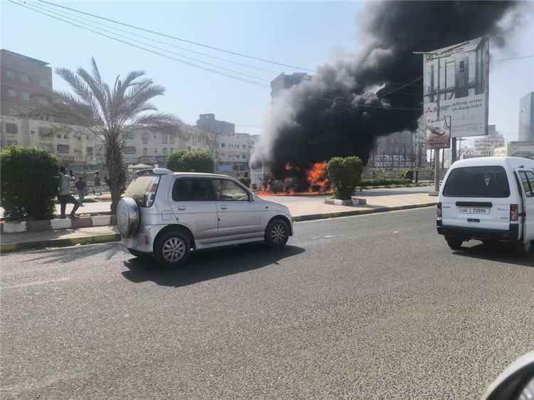 حريق يلتهم محلًا لبيع القهوة في خط التسعين بعدن بسبب تماس كهربائي