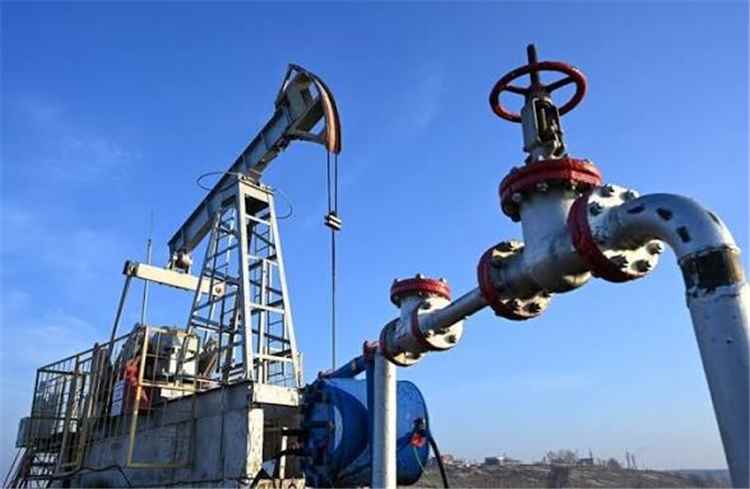 النفط ينخفض في التعاملات المبكرة وسط تقييم المستثمرين لتوقعات الإمدادات
