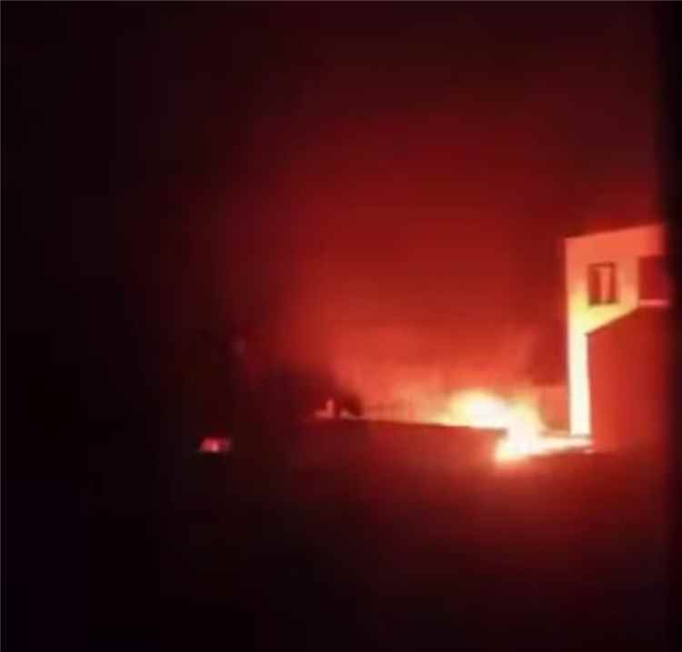 إحراق سيارة فريق "دعوي" حوثي واعتقال عشرات المواطنين في ريف تعز
