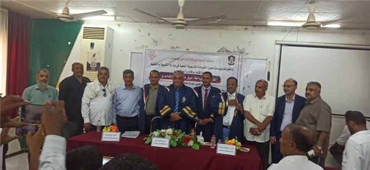 الباحث نبيل الشاعري ينال درجة الماجستير من كلية التربية جامعة عدن