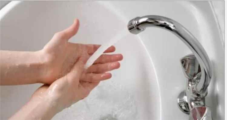 أيهما ينظف يديك أكثر .. الماء الساخن أم البارد ؟