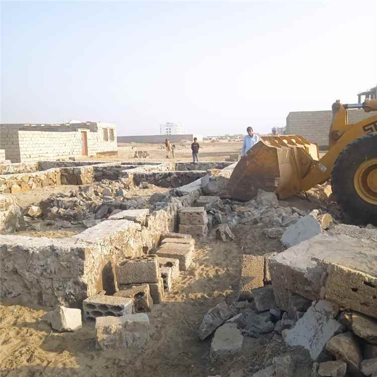 أشغال خورمكسر تنفذ حملة لإزالة التعديات والبناء العشوائي في منطقة غازي علوان