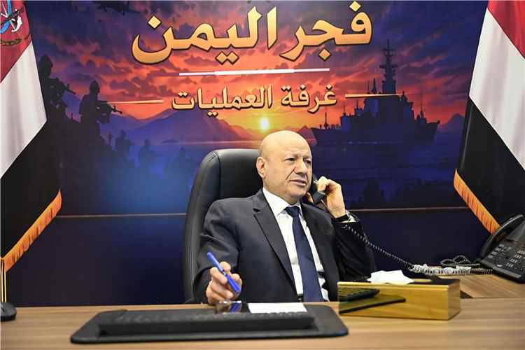 رئيس مجلس القيادة يوجه برعاية أسر شهداء وجرحى الهجوم الارهابي الحوثي في شبوة والرد الحازم على مرتكبيه