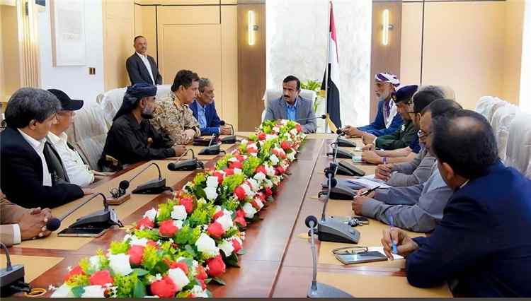 المحافظ بن الوزير يترأس اجتماع لجنة دعم وإسناد الجبهات ويؤكد مضاعفة الجهود وتعزيز صمود المقاتلين