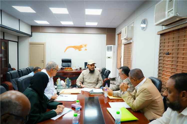 برئاسة المحافظ شيخ.. لجنة المناقصات بالعاصمة عدن تقر خمس مناقصات لتأهيل وسفلتة عدد من الطرق والشوارع الحيوية