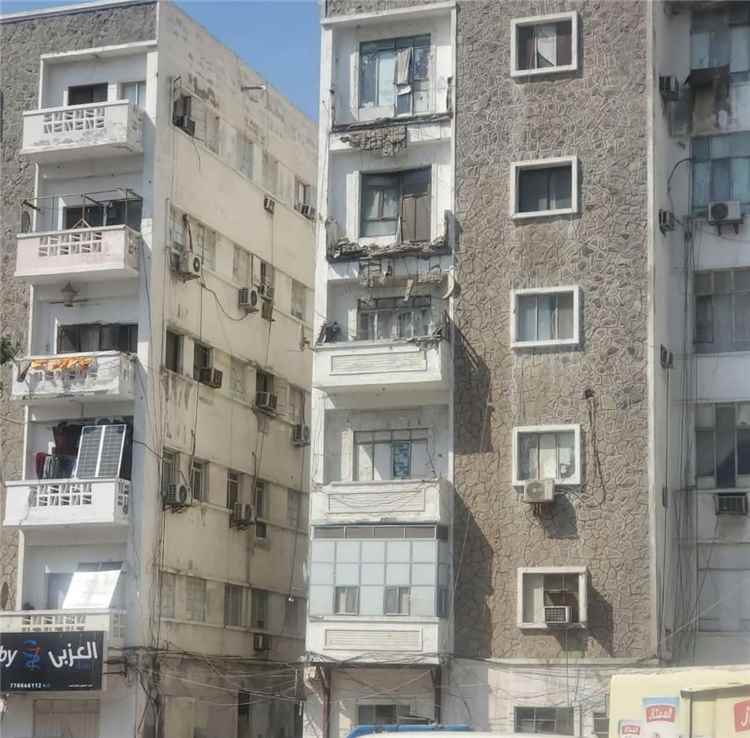 السلطة المحلية بالمعلا تبدأ أعمال إزالة الأضرار وتأمين موقع سقوط بلكونتين بعمارة الحياة