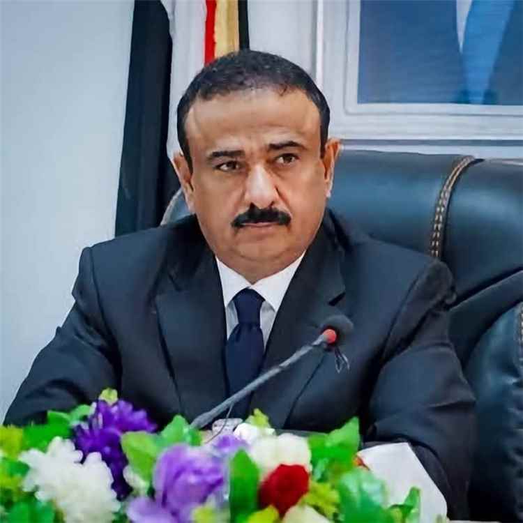 محافظ شبوة يوجّه بصرف مليون ريال سعودي لأسر الشهداء والجرحى في الحادث الأليم بمنطقة العلم