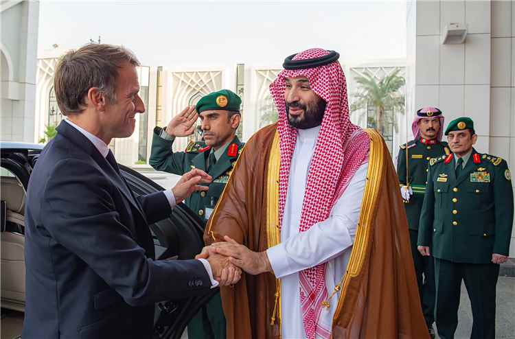 ماكرون يختتم جولته الخليجية بزيارة "مفاجئة" للرياض وتأكيد فرنسي على التضامن مع السعودية