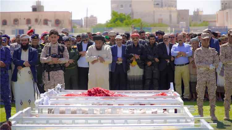يتقدمهم المحافظ بن الوزير.. تشييع رسمي وشعبي مهيب لجثامين 75 شهيدًا من منتسبي الأمن ضحايا العملية الإرهابية بشبوة