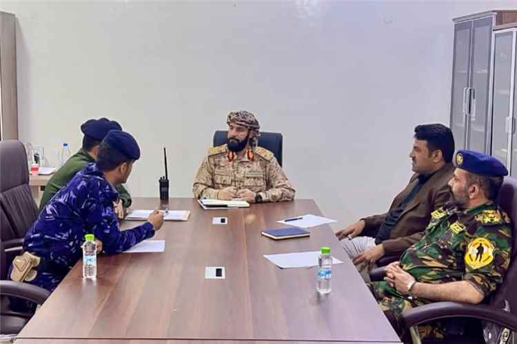 محافظ أبين يشدد على رفع الجاهزية الأمنية وتعزيز التنسيق بين مختلف التشكيلات الأمنية