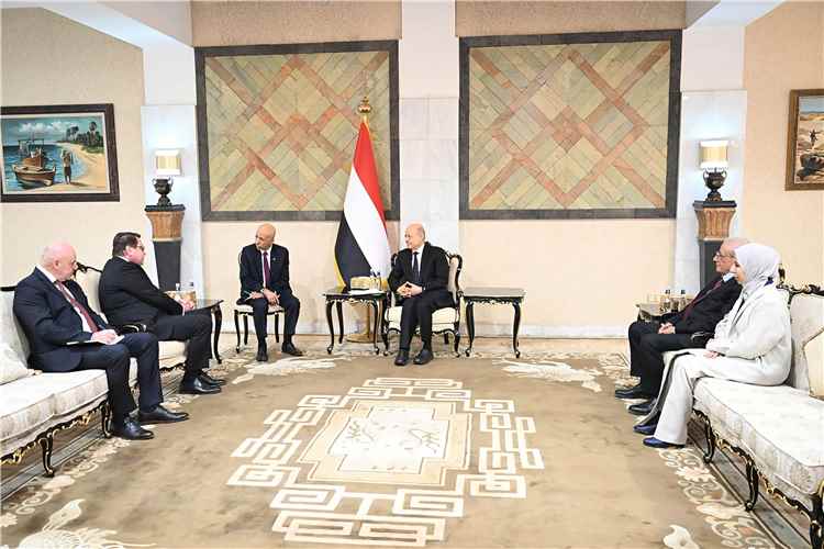 رئيس مجلس القيادة: هجمات المليشيات الحوثية على المطارات المدنية تستوجب وحدة العالم كوحدته ضد داعش والقاعدة