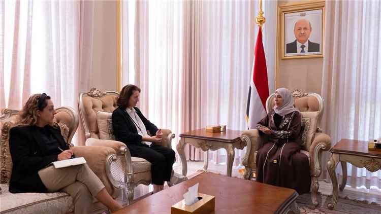 وزيرة الخارجية تستعرض مع السفيرة الفرنسية التصعيد الحوثي وتهديداته للأمن الإقليمي والدولي