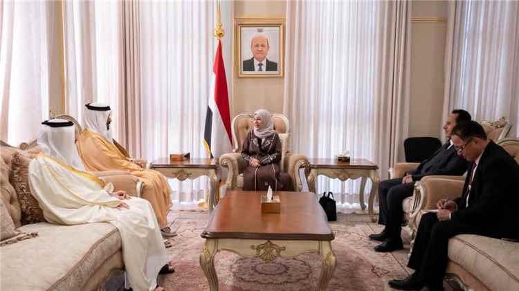 وزيرة الخارجية تبحث مع السفير البحريني العلاقات الثنائية ومستجدات الأوضاع في اليمن