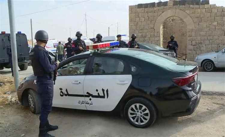 مقتل 7 أشخاص في إطلاق نار على كنيسة بالكرك.. والملك عبد الله يصفه بـ"العمل الإرهابي"