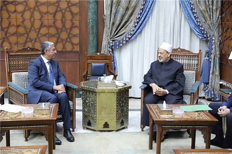 سفارة اليمن بالقاهرة ترحب بمبادرة شيخ الأزهر لإنهاء الصراعات وتدعو لإلزام الحوثيين بالسلام