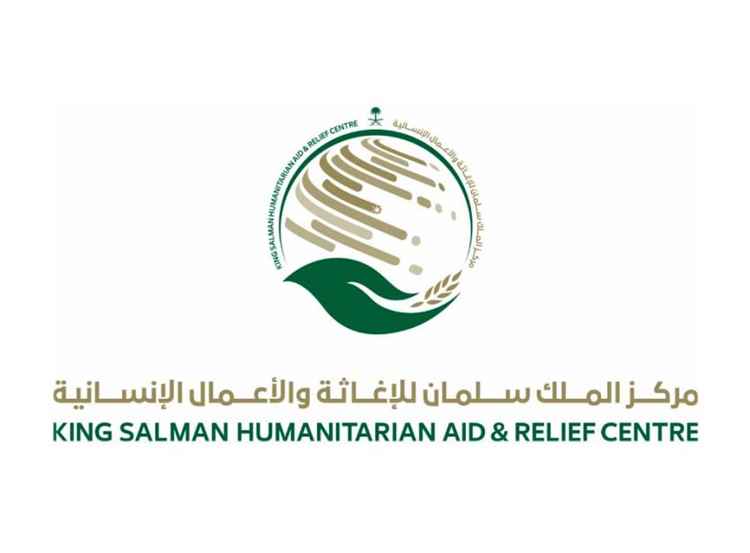 مركز الملك سلمان للإغاثة يوزع آلاف السلال الغذائية ويؤمن مياه الشرب للنازحين في عدن وتعز ولحج