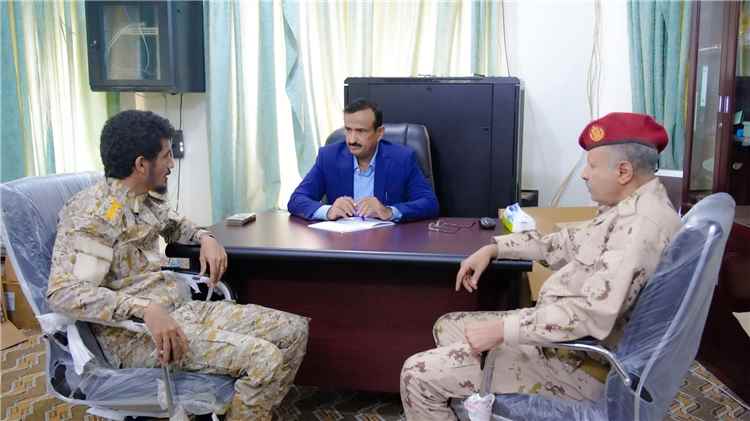 المحافظ بن الوزير يشيد بإنجاز أمني نوعي بضبط خلية حوثية من 13 عنصرًا وشاحنة محملة بالأسلحة والمتفجرات المهربة.