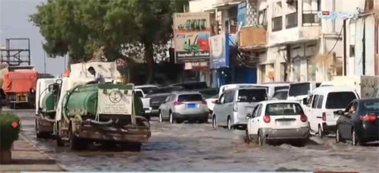 لليوم الثاني.. صندوق النظافة بعدن يواصل شفط مياه الأمطار وفتح قنوات التصريف