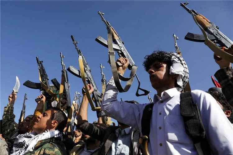 من شبوة إلى عدن والمكلا.. تقرير يكشف كيف يلاحق الحوثيون التحركات العسكرية