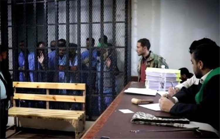مئات أحكام الإعدام على طاولة قيادة الحوثيين.. وقيادي بالجماعة يحذر من العواقب