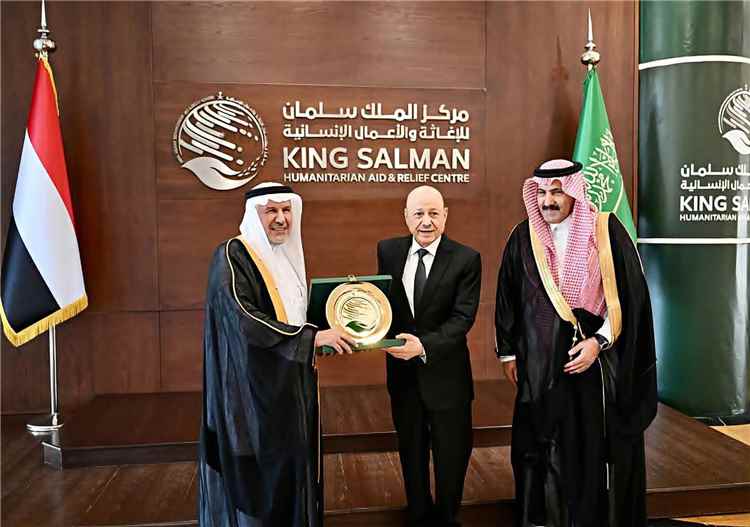 رئيس مجلس القيادة يدشن من مركز الملك سلمان حزمة مشاريع إغاثية لتعزيز صمود تعز ومساندة المتضررين في عموم اليمن