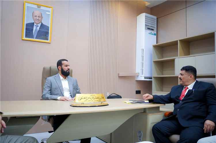 محافظ أبين يناقش مع مدير المؤسسة الاقتصادية تفعيل دورها وتوسيع نشاطها لتخفيف معاناة المواطنين