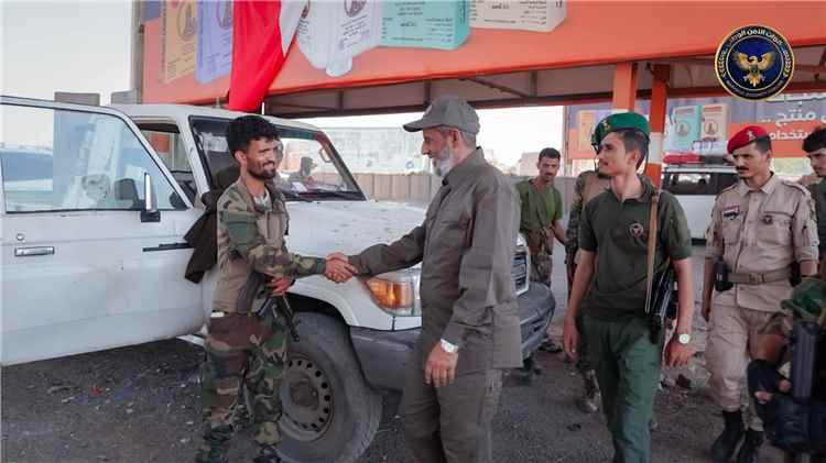 اللواء الجمالي يتفقد عدد من النقاط الامنية ويشيد بجهودها في تعزيز الأمن والاستقرار ومكافحة الجريمة والتهريب