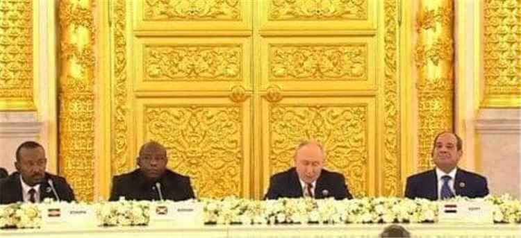 ​الرئيس السيسي يحذر من محاولات عسكرة البحر الأحمر ويؤكد رفض مصر التواجد العسكري لدول غير مشاطئة على سواحله