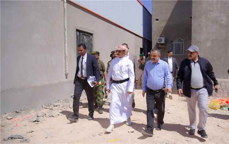 المحافظ بن الوزير يشيد بمستوى الإنجاز ويصادق على عقد تنفيذ المرحلة الثانية من مشروع القاعات والمعامل والورش بكلية المجتمع بشبوة