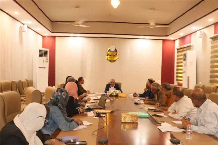 وزير التربية العبادي يرأس اجتماع لجنة التعليم في الطوارئ بوزارة التربية بعدن