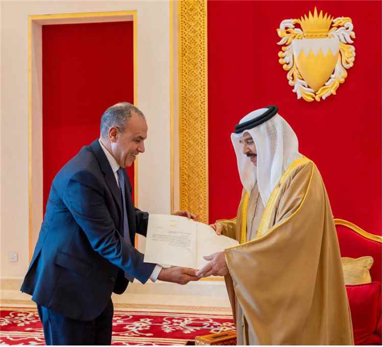 وزير الخارجية يسلم ملك البحرين رسالة خطية من الرئيس السيسي