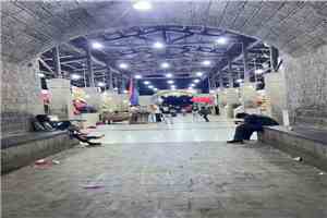 السلطة المحلية بالتواهي تواصل أعمال صيانة وإعادة تأهيل سوق عامر لتحسين بيئة العمل واستعادة المظهر الجمالي