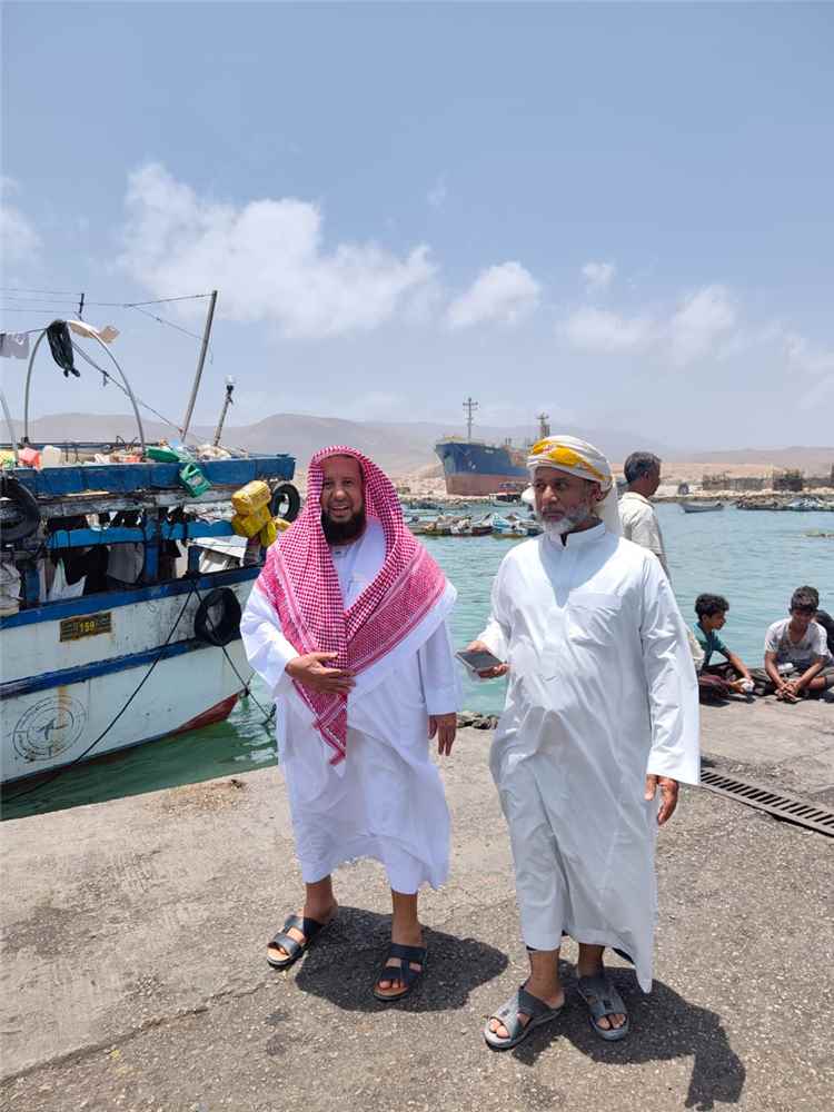 رئيس مؤسسة التنمية الخيرية بحضرموت يزور ميناء نشطون ويتفقد مسجد سعيد بن عطية بمديرية حصوين بالمهرة