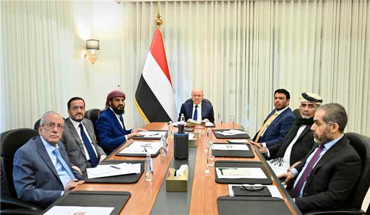 مجلس القيادة يعقد اجتماعا مشتركا مع الحكومة لمناقشة المستجدات الوطنية ومسار تنفيذ إجراءات الردع المتكامل