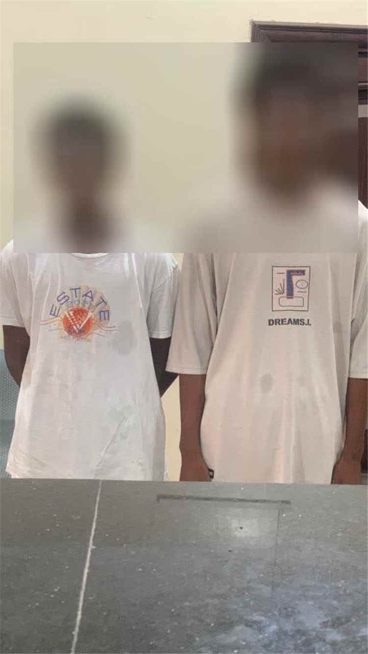 شرطة البساتين تلقي القبض على متهمين بسرقة منزل وتستعيد ذهبا بقيمة 12 ألف ريال سعودي ومبالغ مالية.