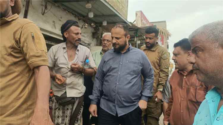 صناعة المنصورة بعدن يشارك في حملة ميدانية شاملة بشارع السجن ويُحرر مخالفات لـ "ملاحم" غير ملتزمة بالإشهار السعري