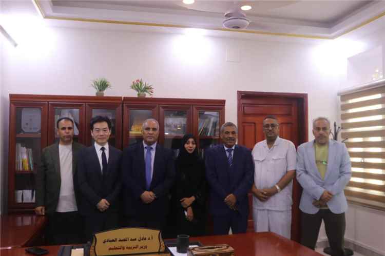 وزير التربية العبادي يبحث مع وفد شركة خان لوسنغ الصينية سبل التعاون المشترك.
