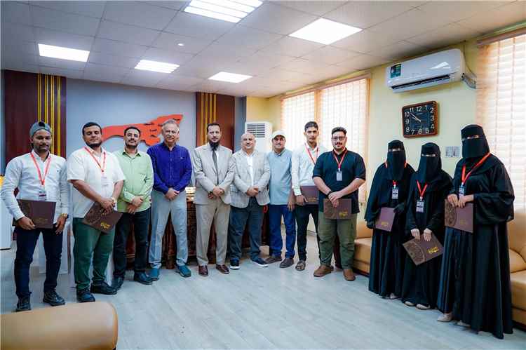 محافظ العاصمة عدن يكرّم أوائل طلاب معاهد التعليم الفني والتدريب المهني